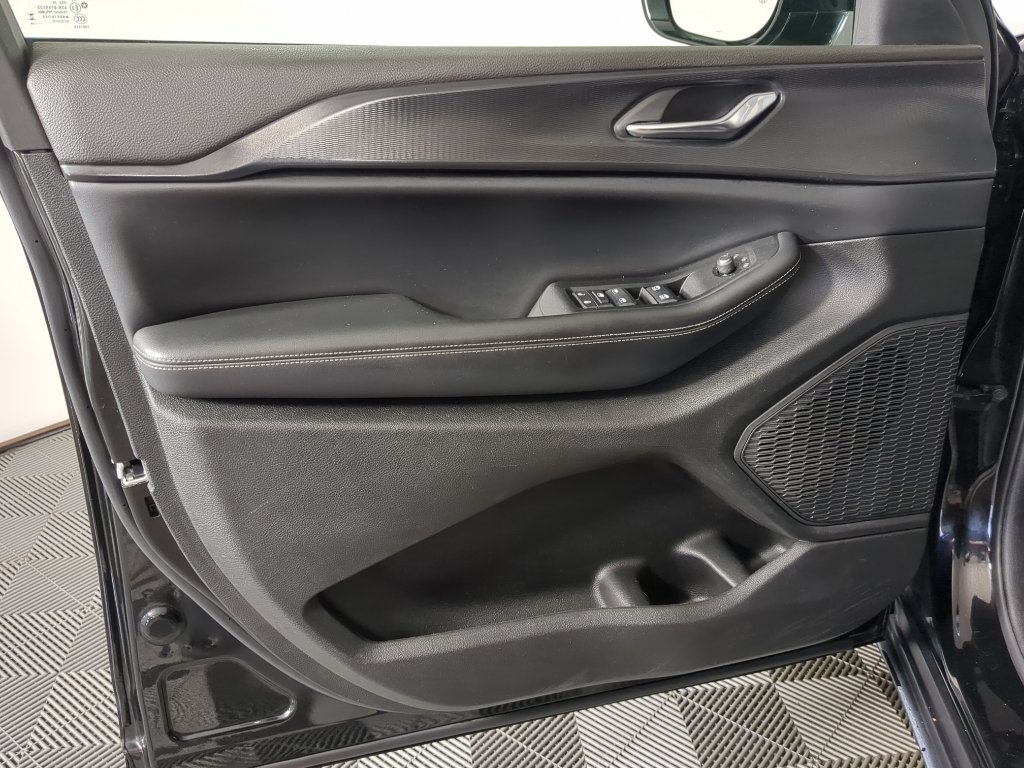 Used 2024 Diamond Black Crystal Pearlcoat Jeep Altitude X image 14