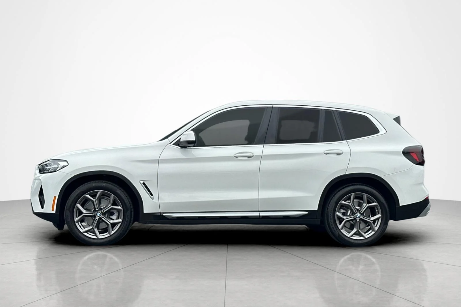 Used 2024 Alpine White BMW sDrive30i image 2