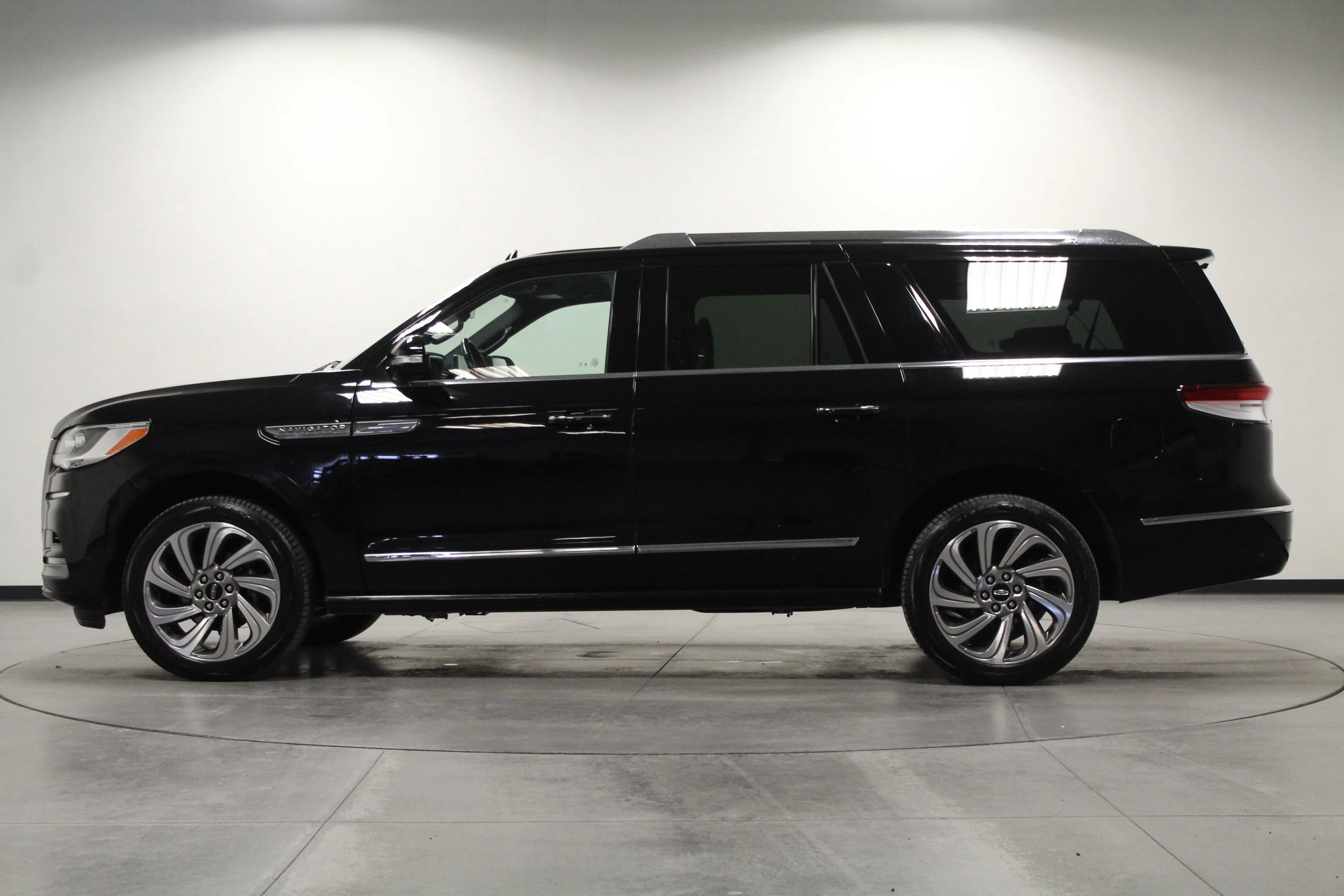 Used 2023 Infinite Black Metallic Clearcoat Lincoln Reserve image 7