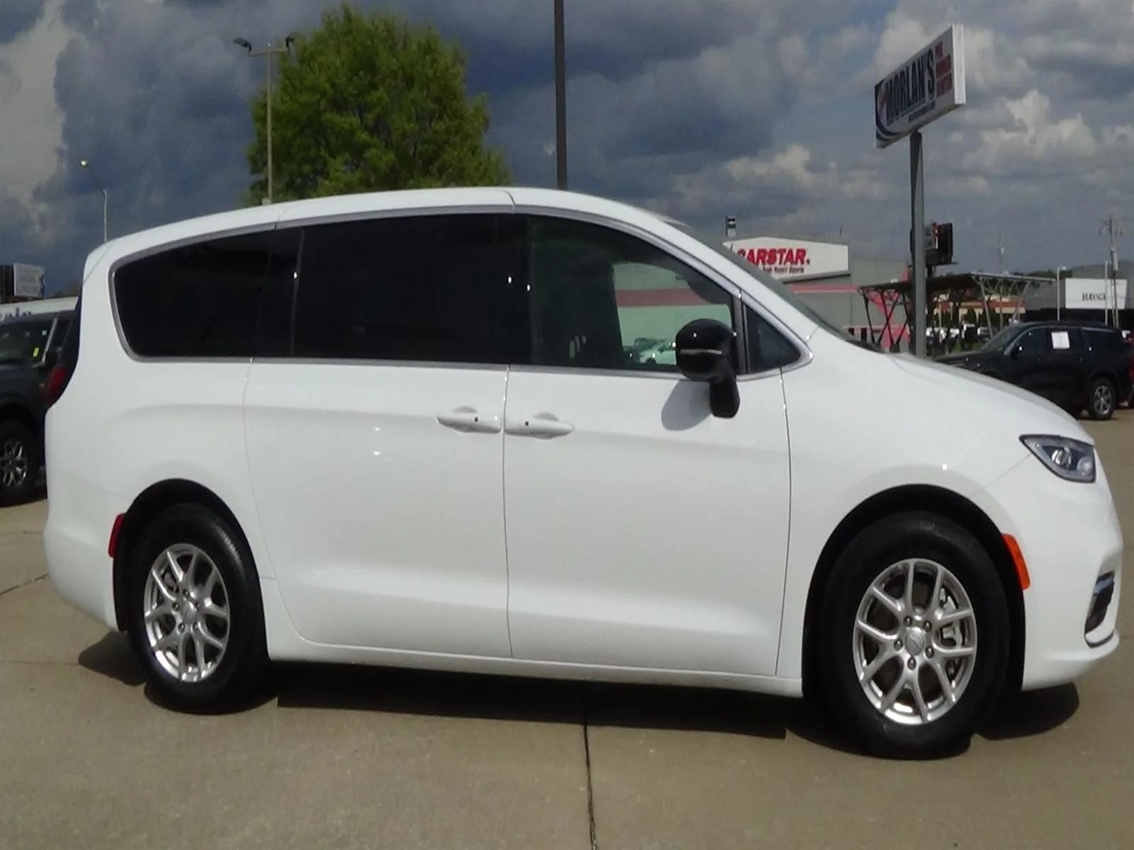 Used 2025 Bright White Clear Coat (pw7) Chrysler Select image 5