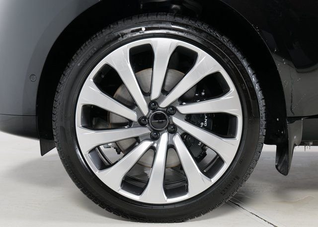 New 2026 Santorini Black Land Rover SE image 9