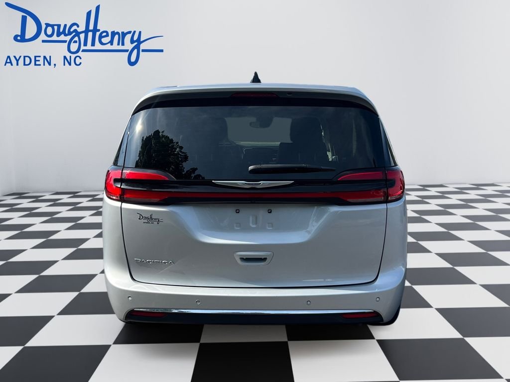 Used 2024 Silver Chrysler Touring L image 4