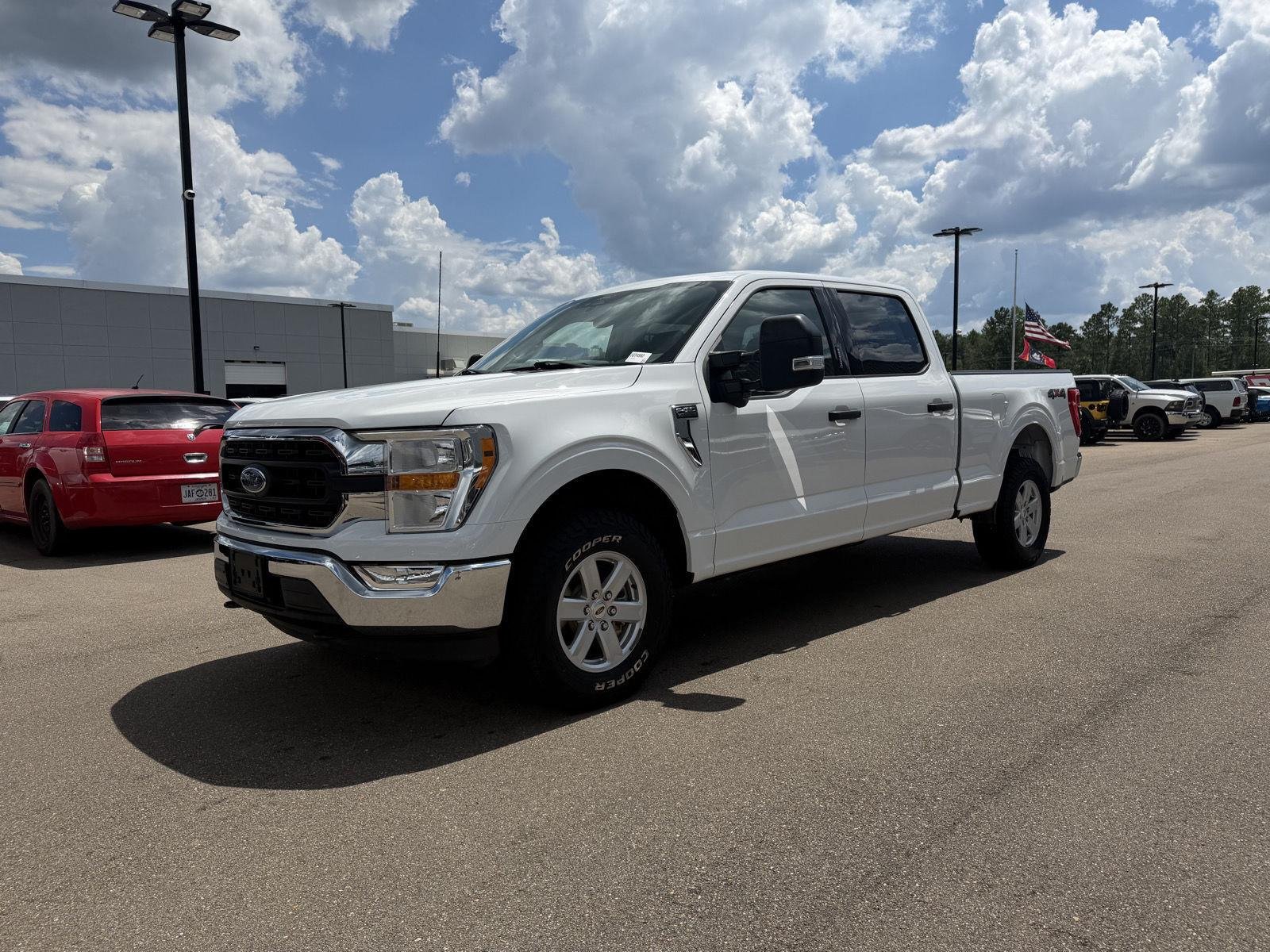 Used 2022 Oxford White Ford XLT image 1