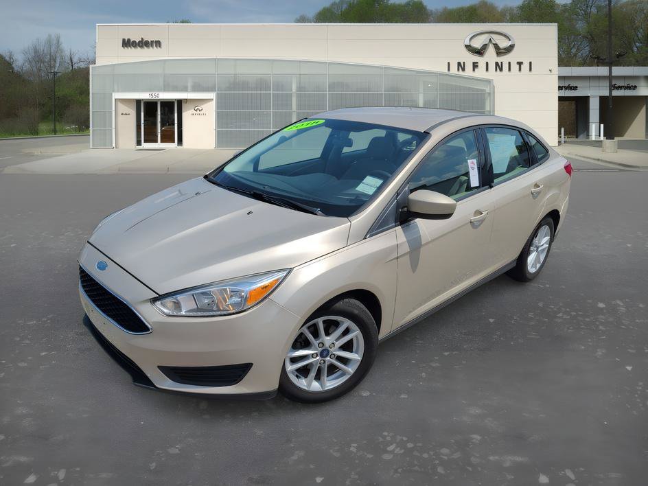 Used 2018 White Gold Metallic Ford SE image 1