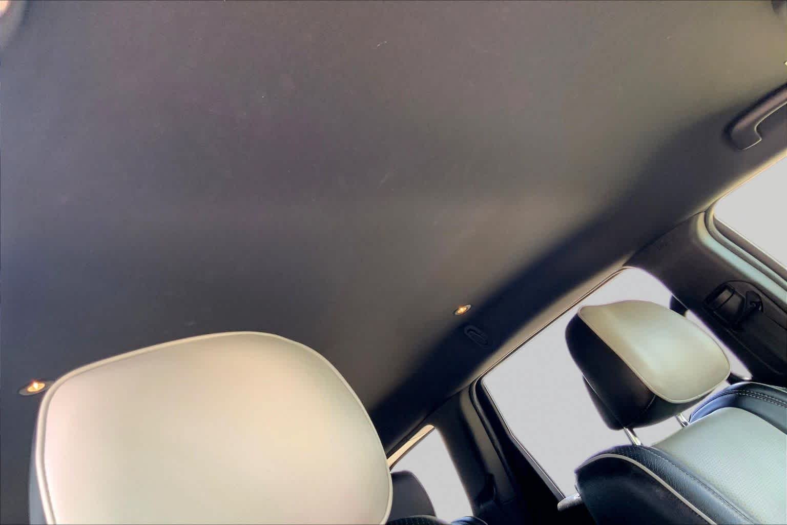 Used 2018 Diamond Black Crystal Pearlcoat Jeep Laredo image 13