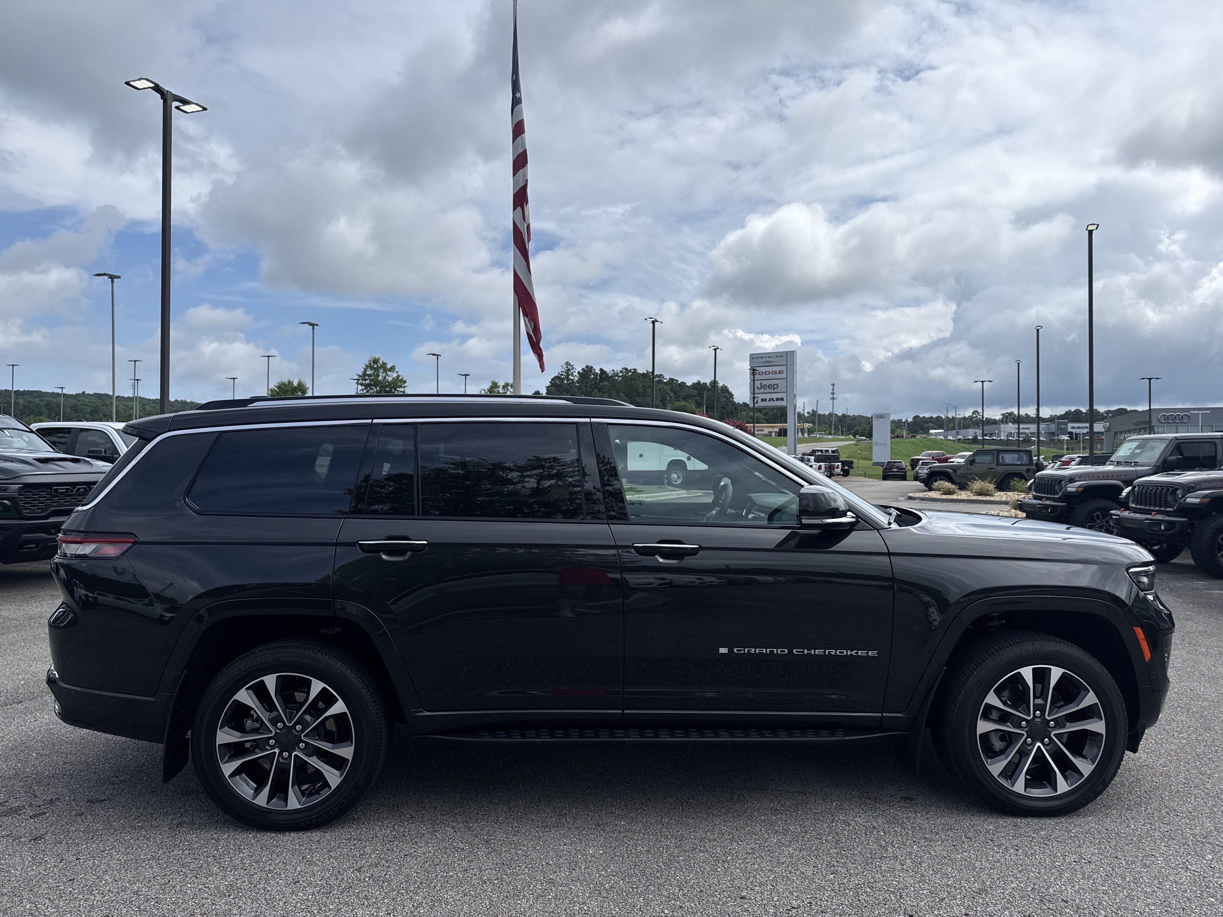 Used 2023 Rocky Mountain Pearlcoat Jeep Overland image 8
