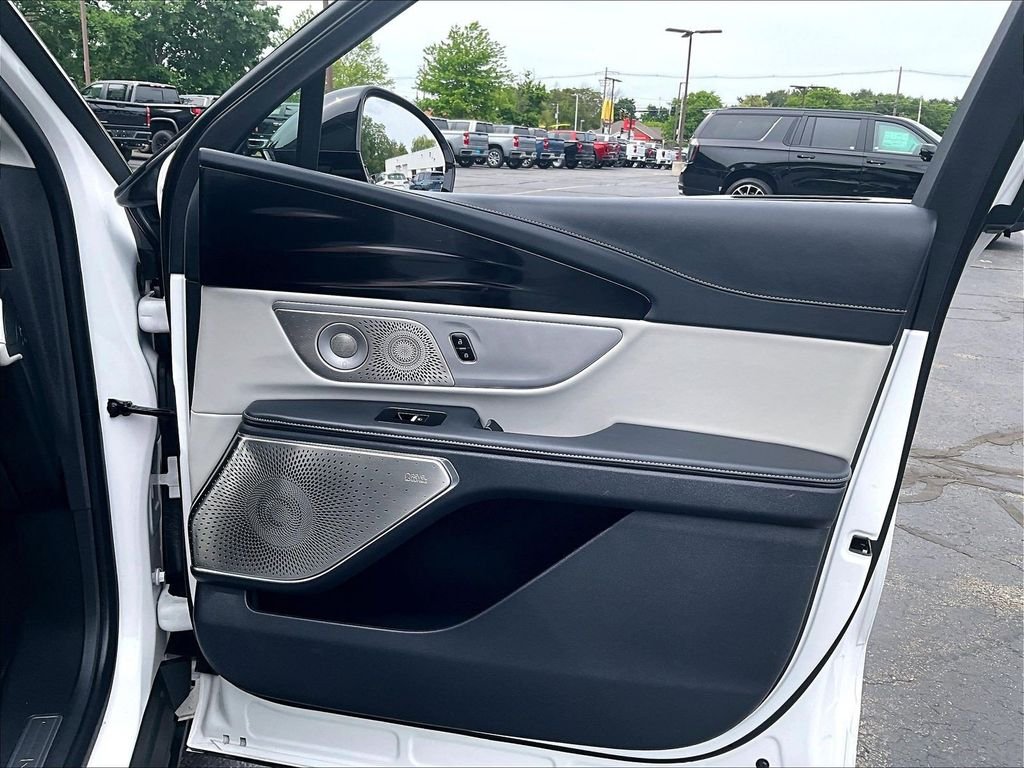 Used 2025 White Lincoln Reserve image 12