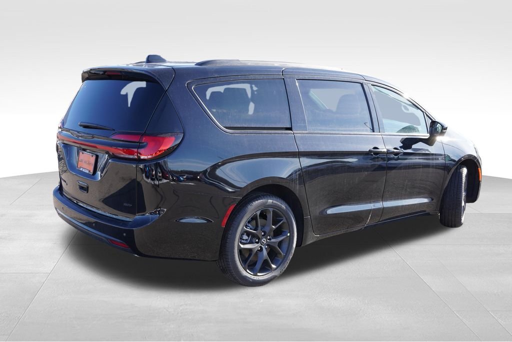 New 2026 Diamond Black Crystal Pearl-Coat Exterior Paint Chrysler Select image 4