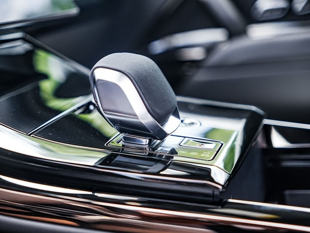 New 2026 Black Land Rover Dynamic SE image 11