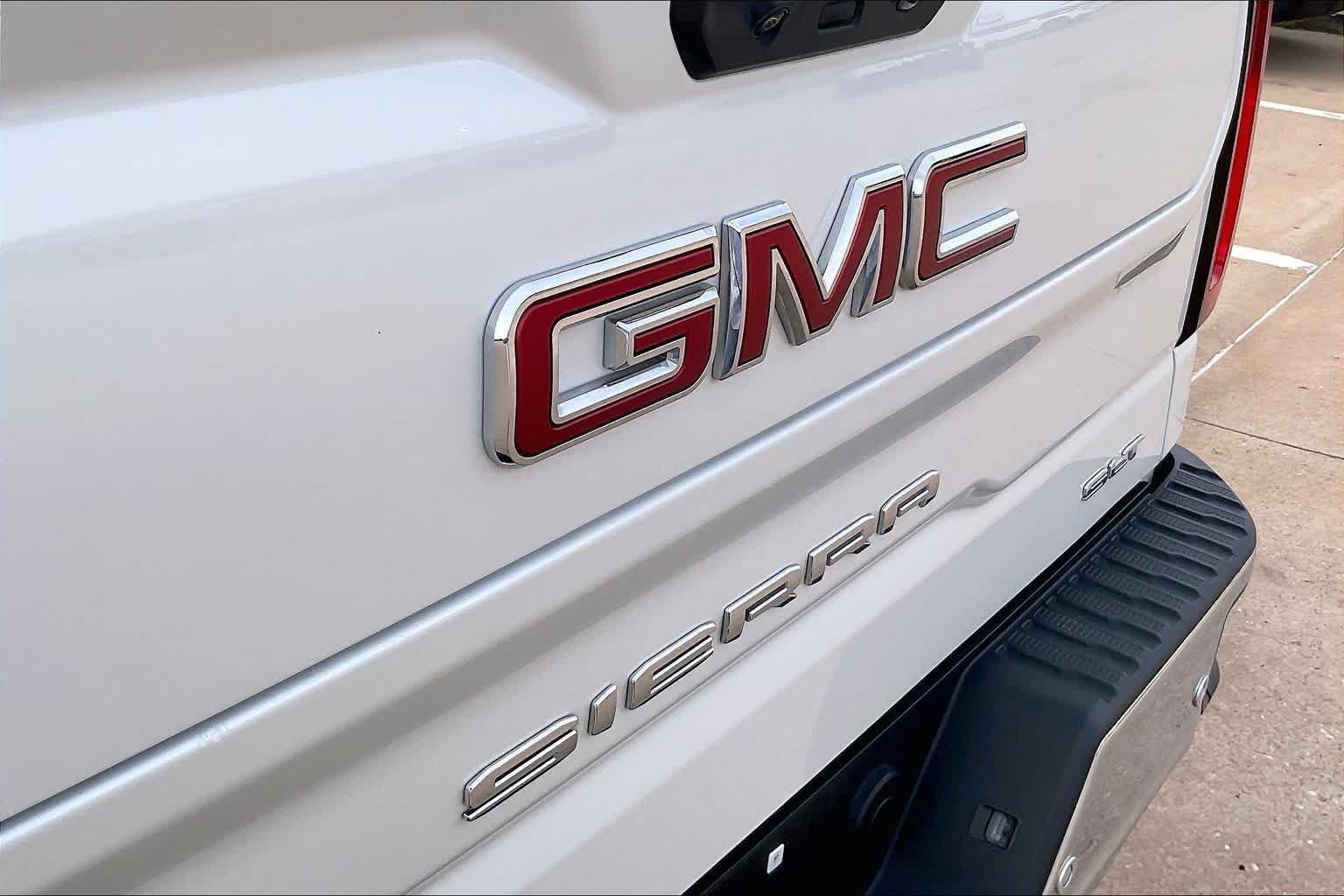 Used 2024 White Frost Tricoat GMC SLT image 28