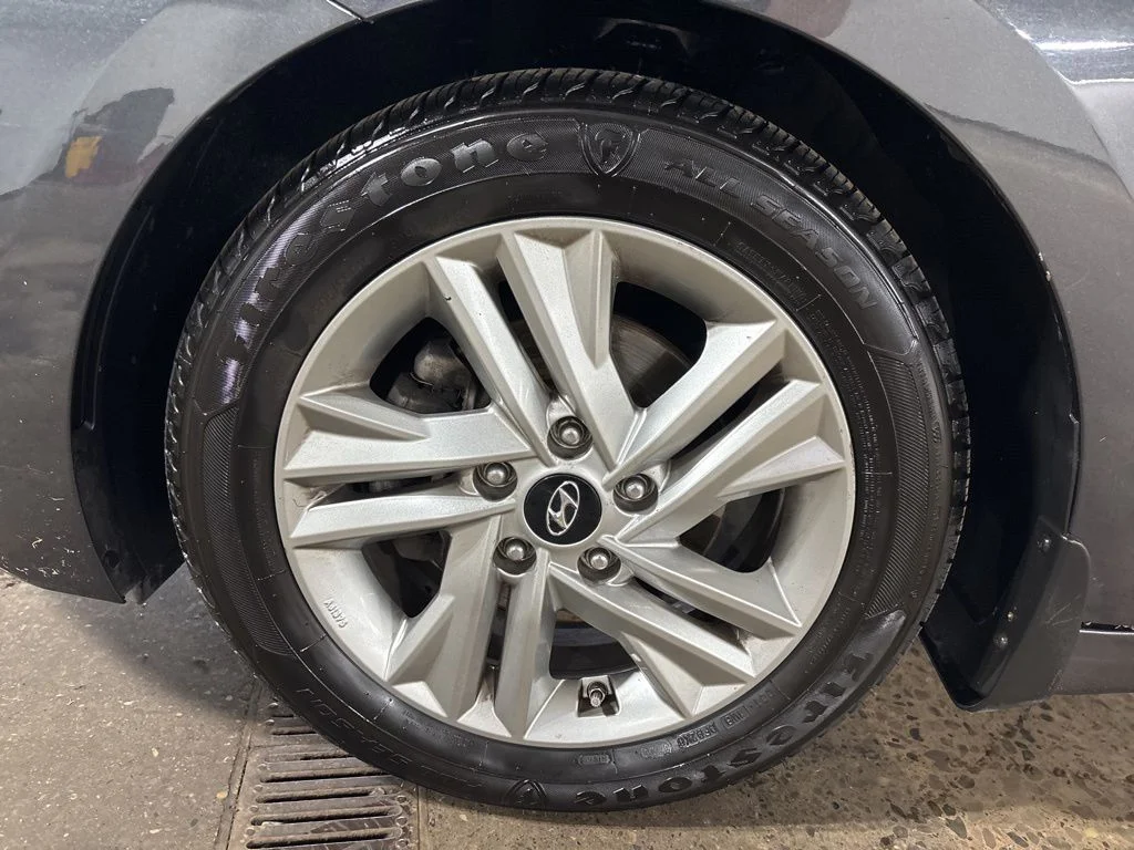 Used 2020 Gray Hyundai Value Edition image 9
