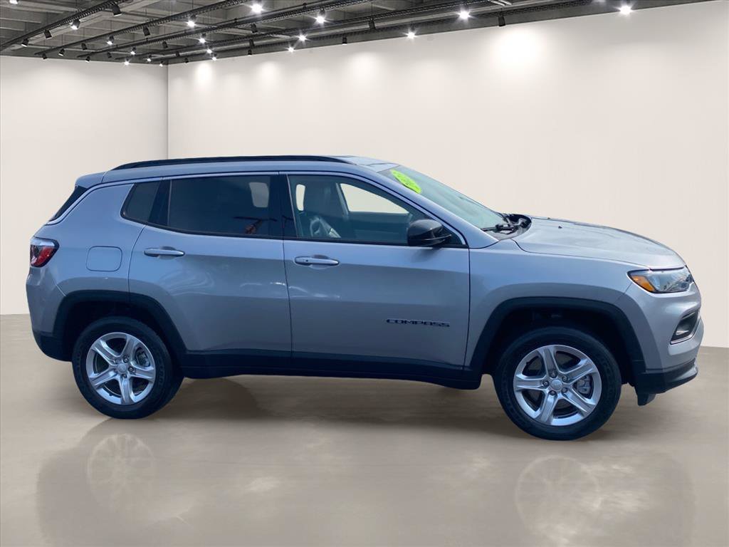 Used 2023 Billet Silver Metallic Clearcoat Jeep Latitude image 8