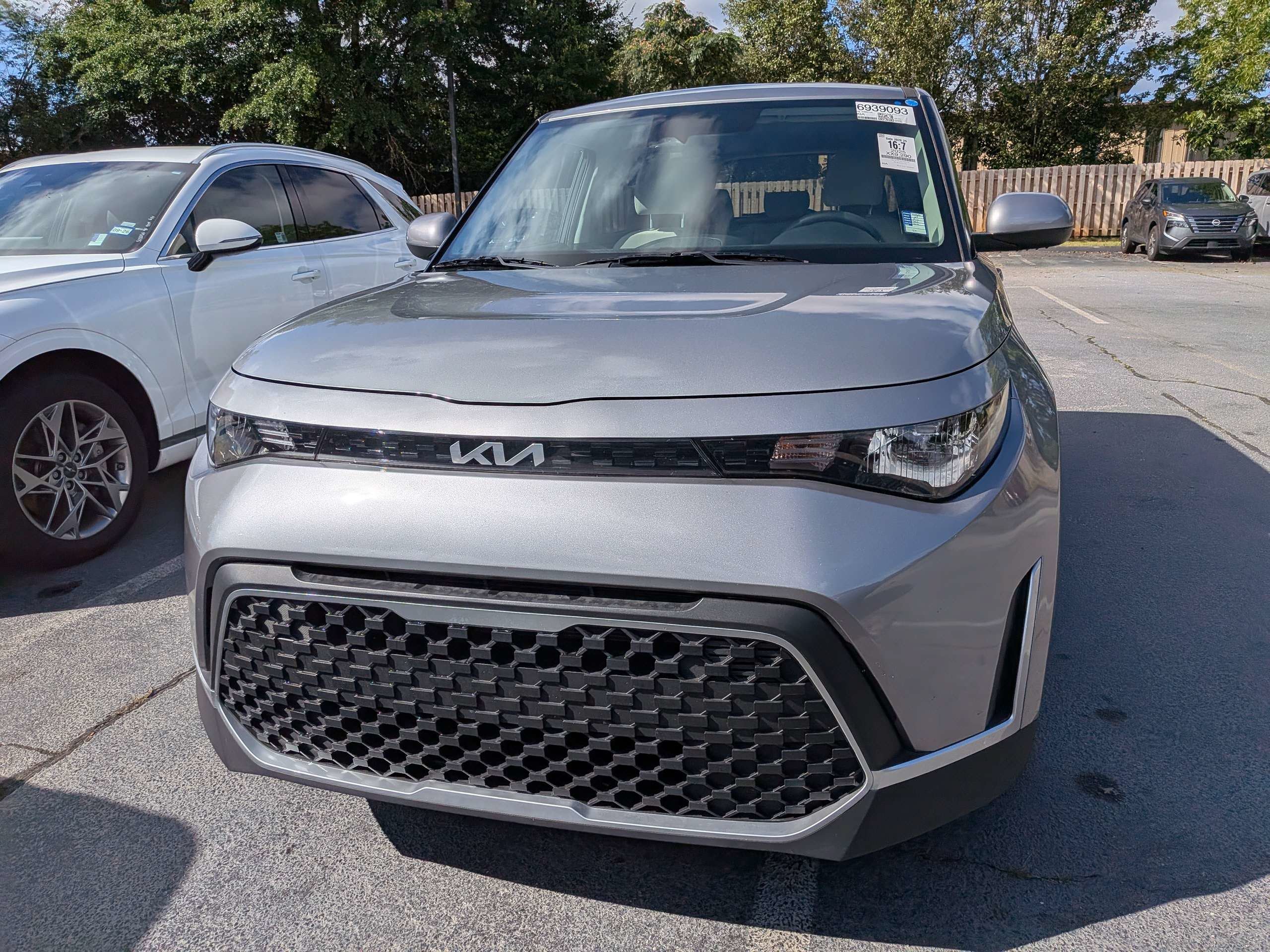 Used 2025  Kia LX image 1