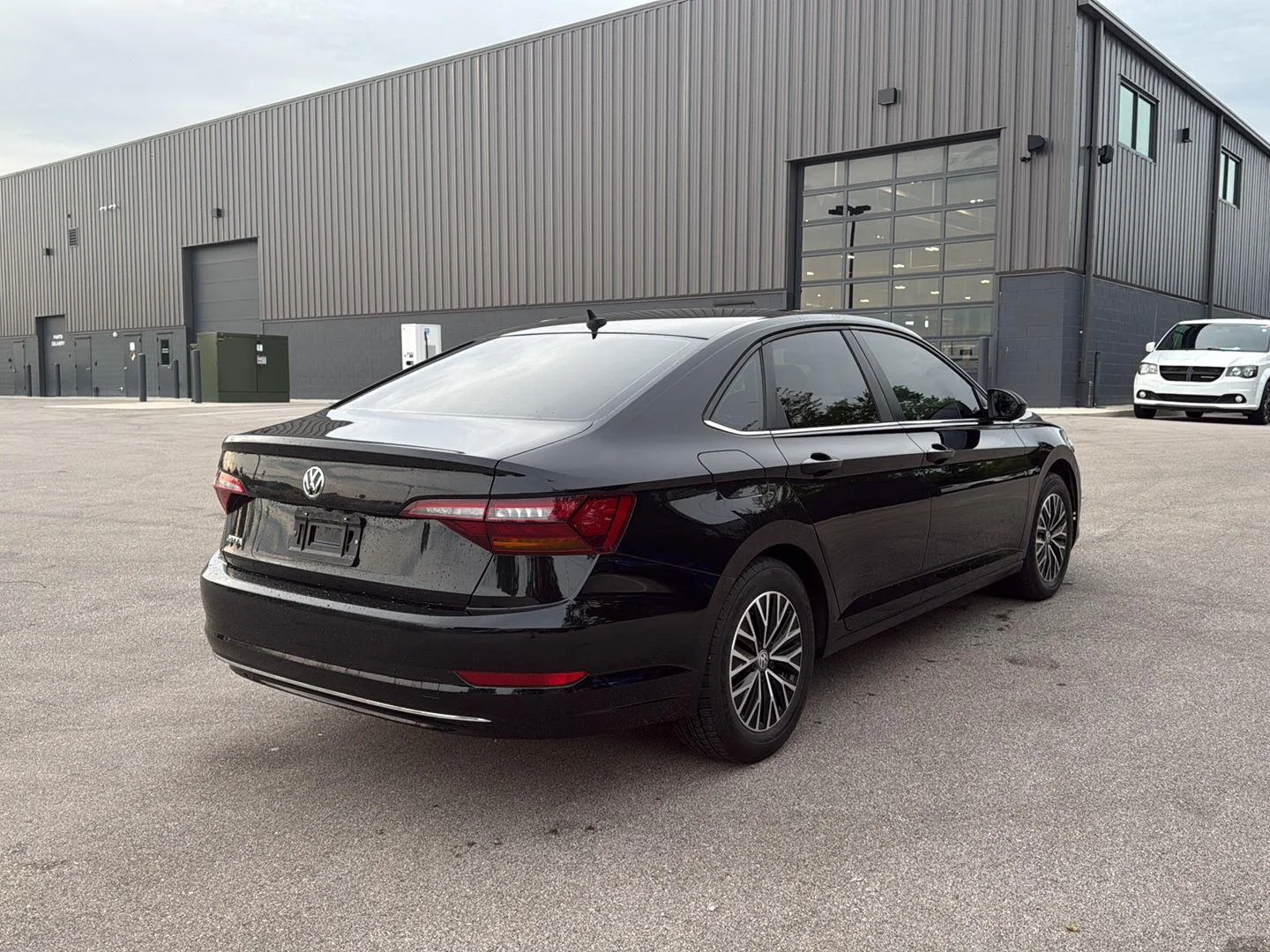 Used 2019  Volkswagen SE image 3