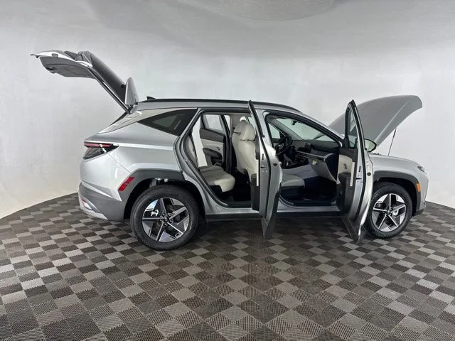 Used 2025 Silver Hyundai SEL Convenience image 17