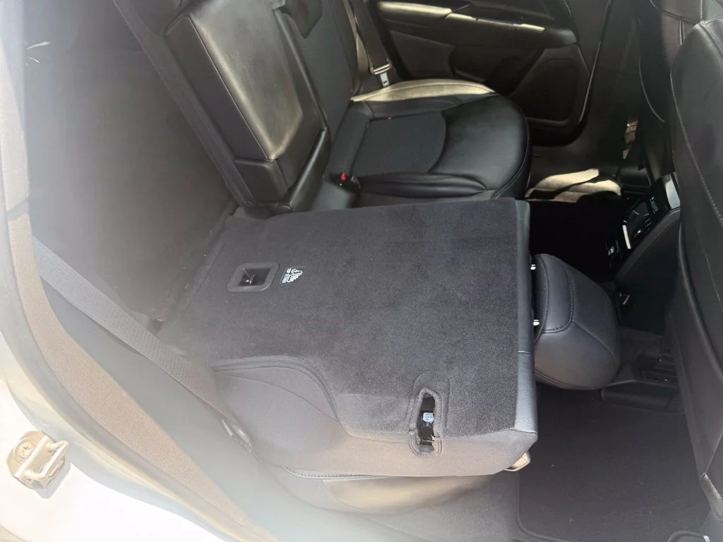 Used 2022 White Jeep Latitude image 48