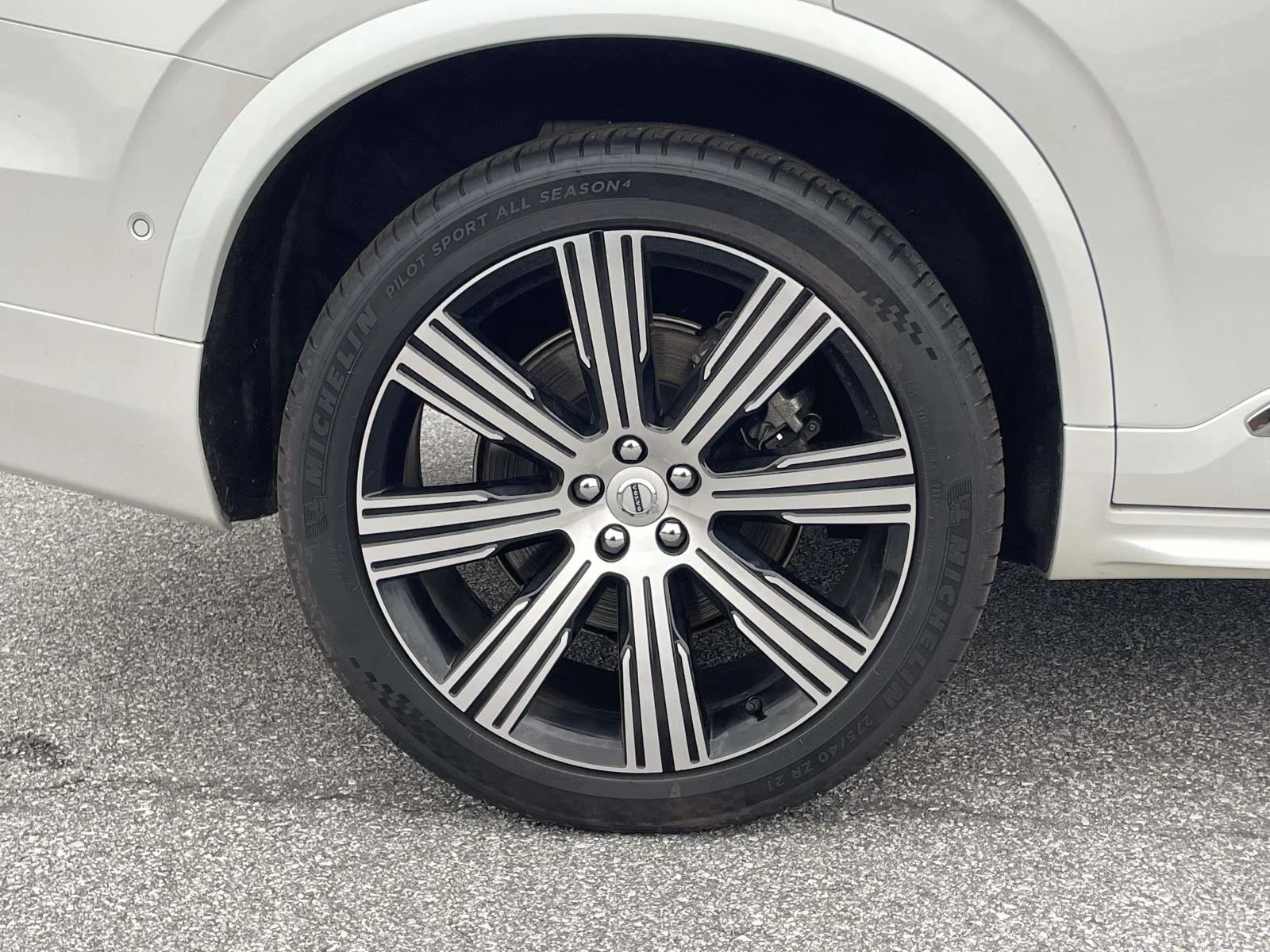 Used 2024 Crystal White Metallic Volvo Ultimate Bright Theme image 31