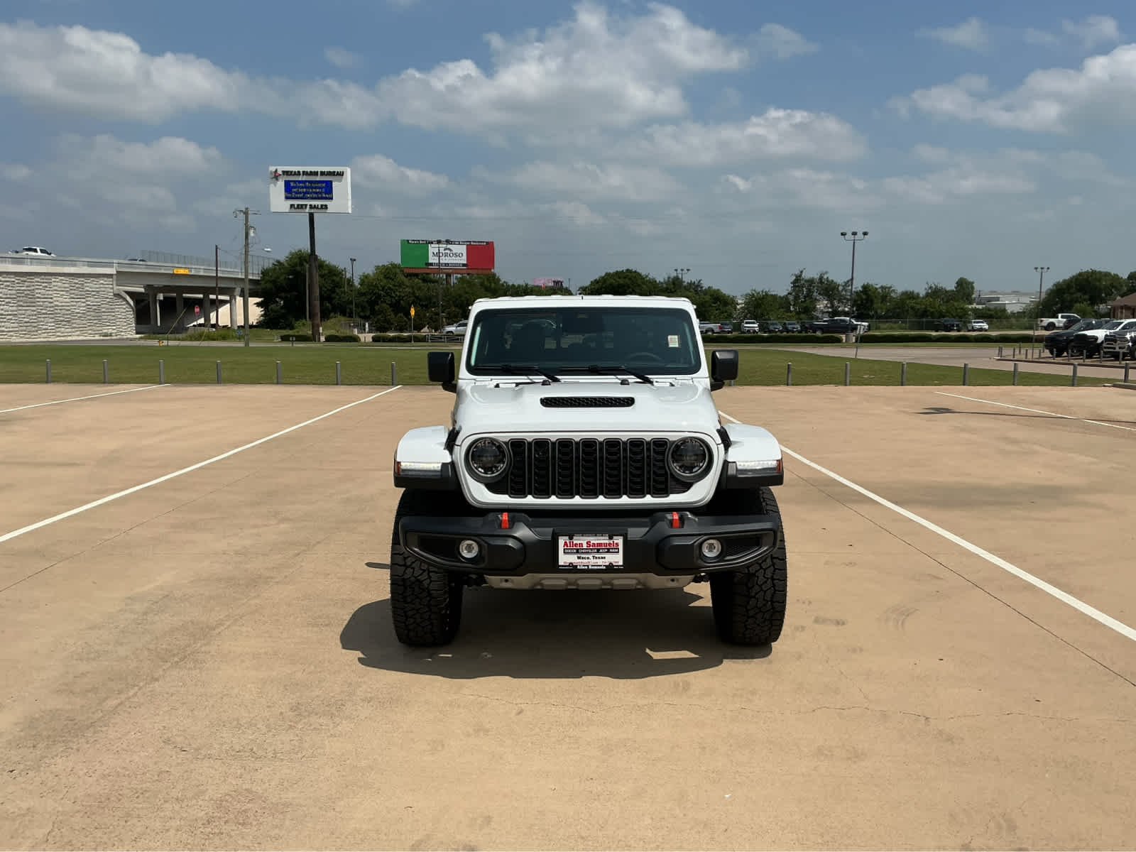 New 2026 Bright White Clear-Coat Exterior Paint Jeep Mojave image 3