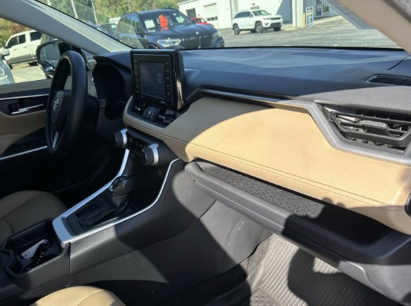 Used 2020 Midnight Black Metallic Toyota XLE Premium image 4