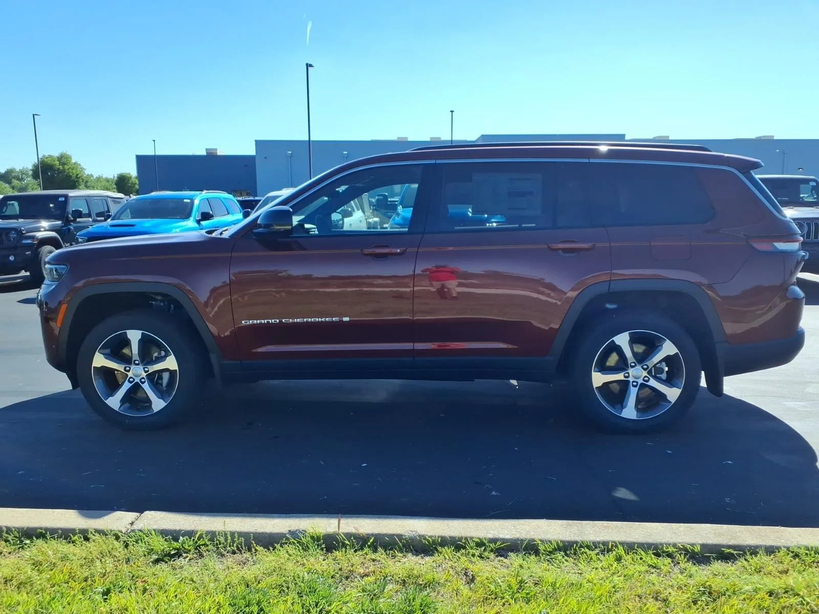 New 2026 VELVET RED PEARL COAT JEEP LIMITED 4X4 image 3