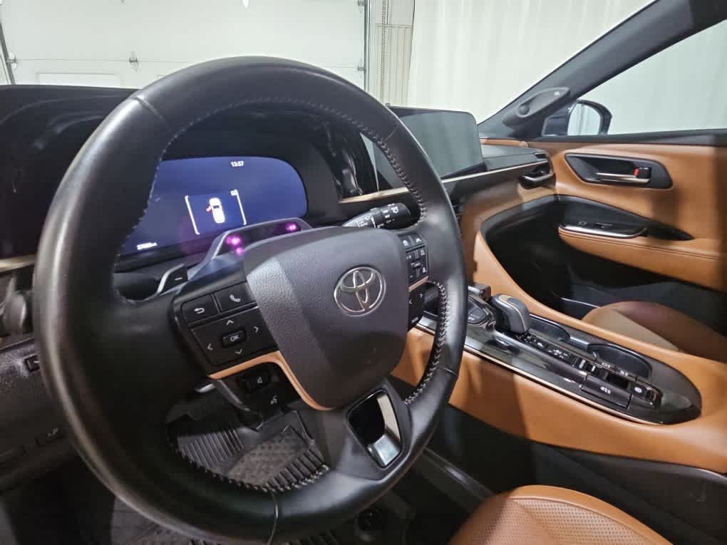 Used 2025 Oxygen White Toyota Limited image 11