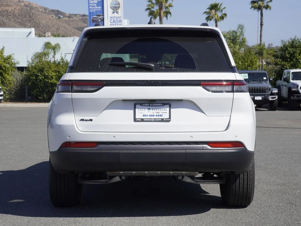 New 2026 Bright White Clear-Coat Exterior Paint Jeep Laredo Altitude image 5