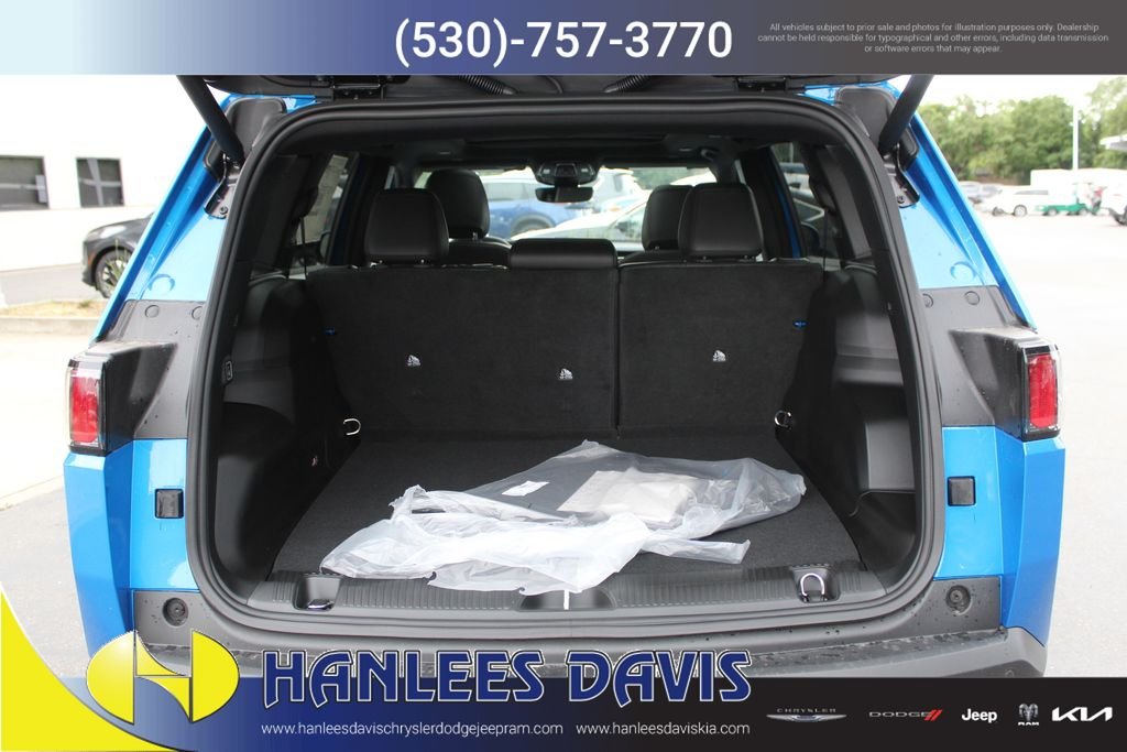 New 2026 Hydro Blue Pearl-Coat Exterior Paint Jeep Limited image 10