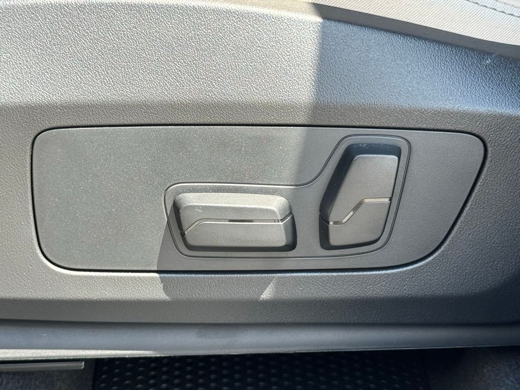 Used 2025  BMW xDrive28i image 21