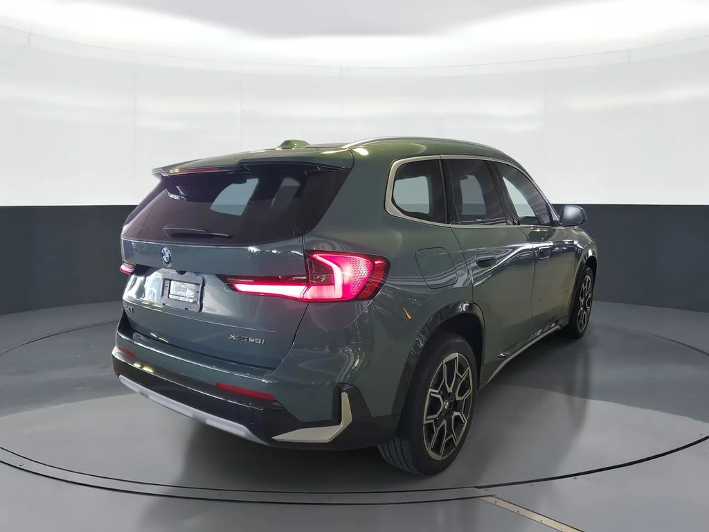 New 2026 Cape York Green Metallic BMW xDrive28i image 3