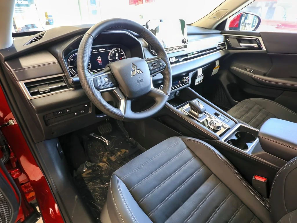 New 2025 Red Diamond Mitsubishi SE image 13