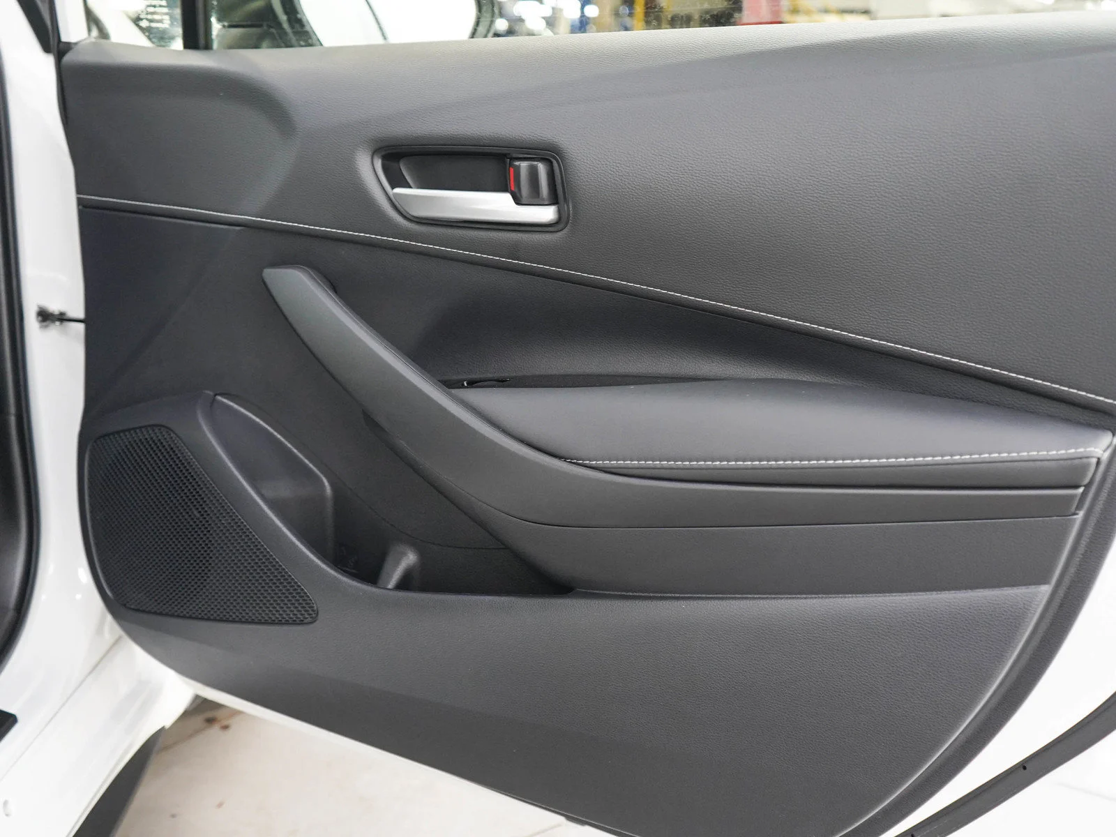 Used 2022  Toyota SE image 9