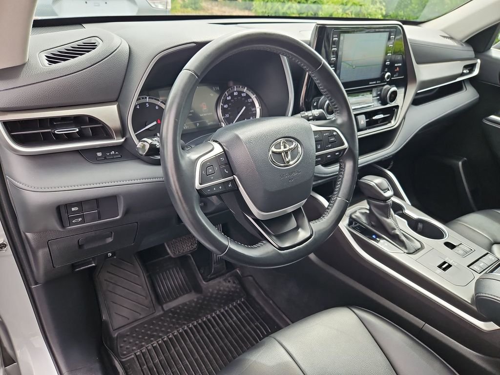 Used 2022 Silver Toyota XLE image 13