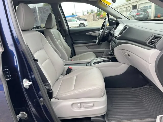 Used 2023 Obsidian Blue Pearl Honda RTL image 9