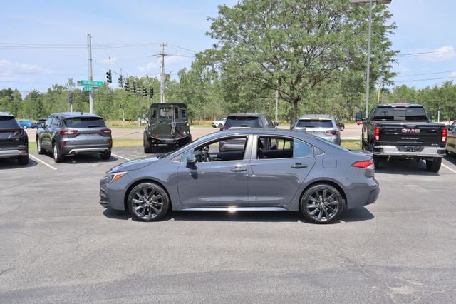 Used 2024  Toyota SE image 4