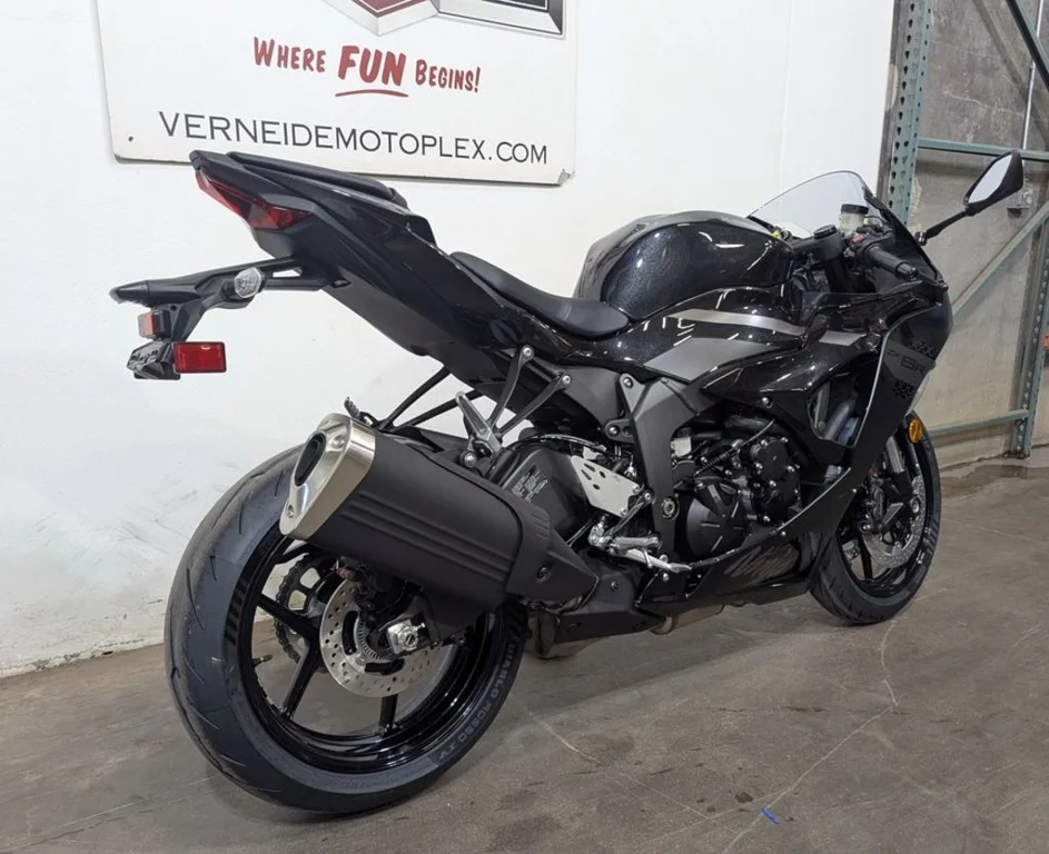 New 2027 Metallic Spark Black/Metallic Flat Spark Black Kawasaki ABS image 3