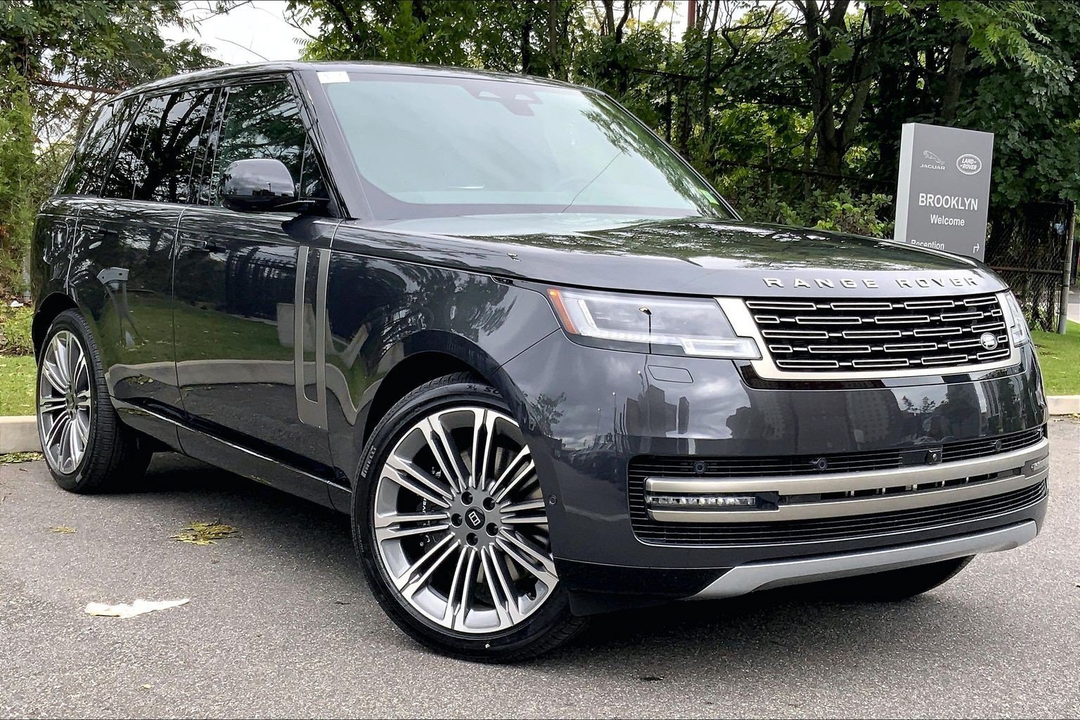 New 2027 Carpathian Grey Land Rover SE image 2