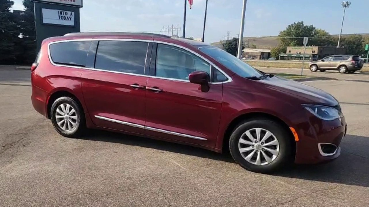 2017 Chrysler Pacifica Touring L photo 4