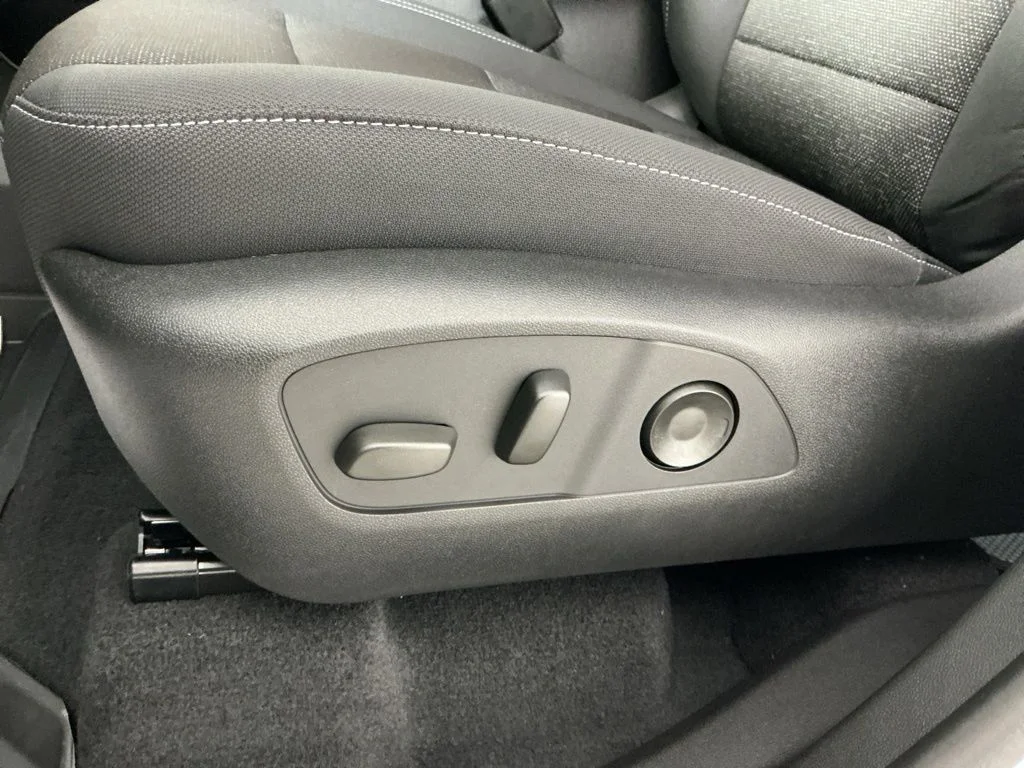 New 2027 White Chevrolet LT image 6