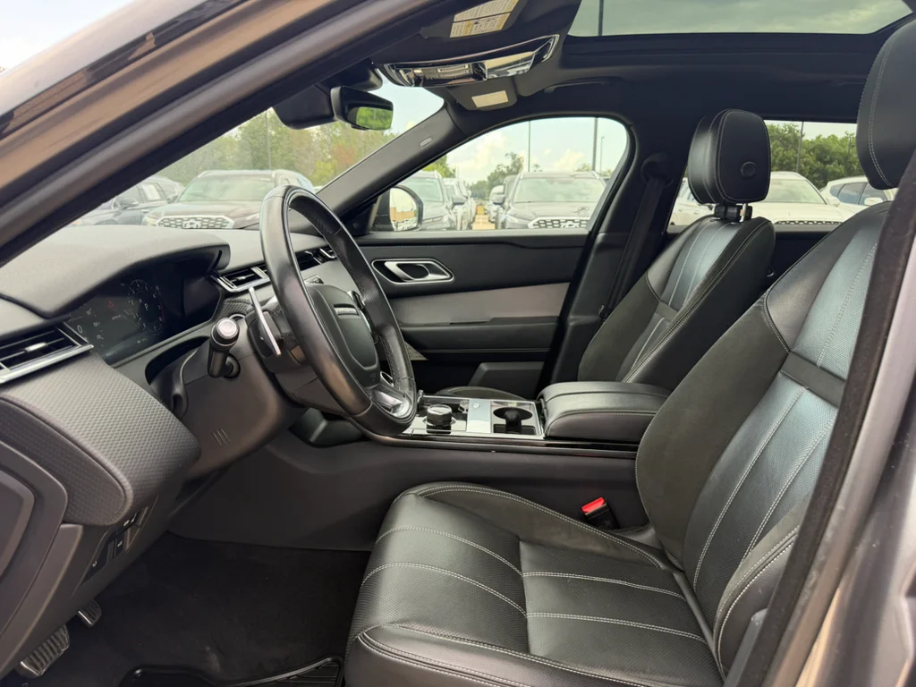 Used 2019 Corris Grey Metallic Land Rover R-Dynamic SE image 10