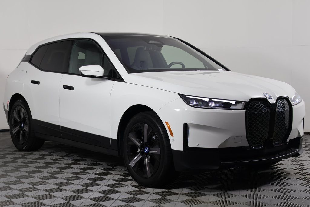 Certified Used 2025 Alpine White BMW xDrive50 image 3