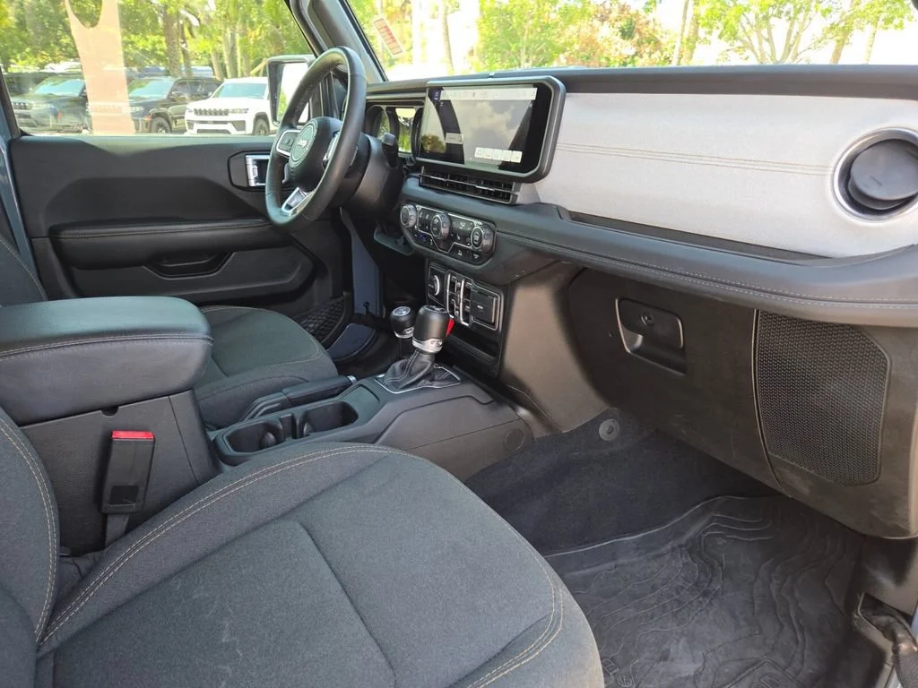 Used 2024 Anvil Clear Coat Jeep Sahara image 14
