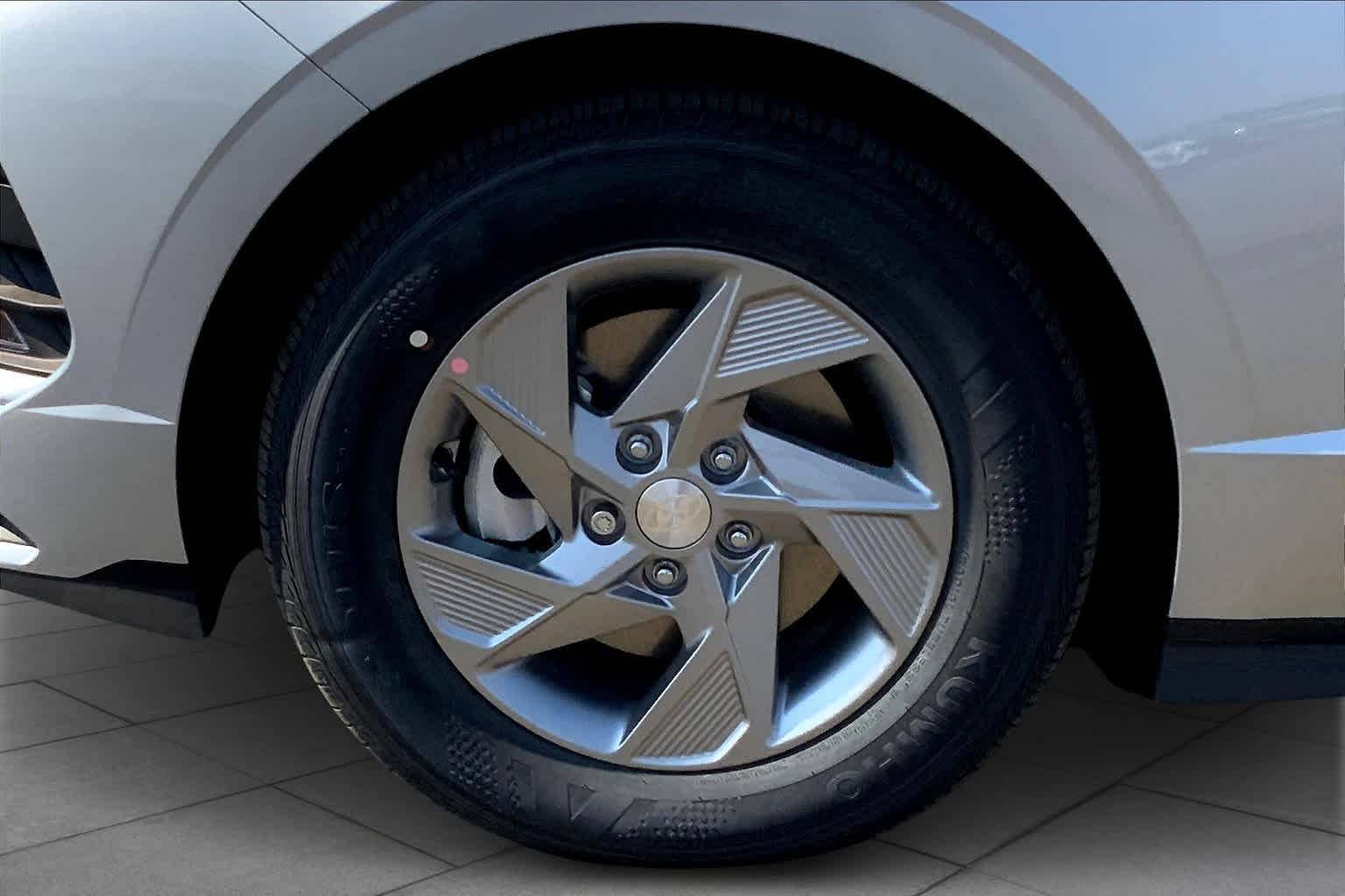 Used 2025 Aero Silver Hyundai SE image 11