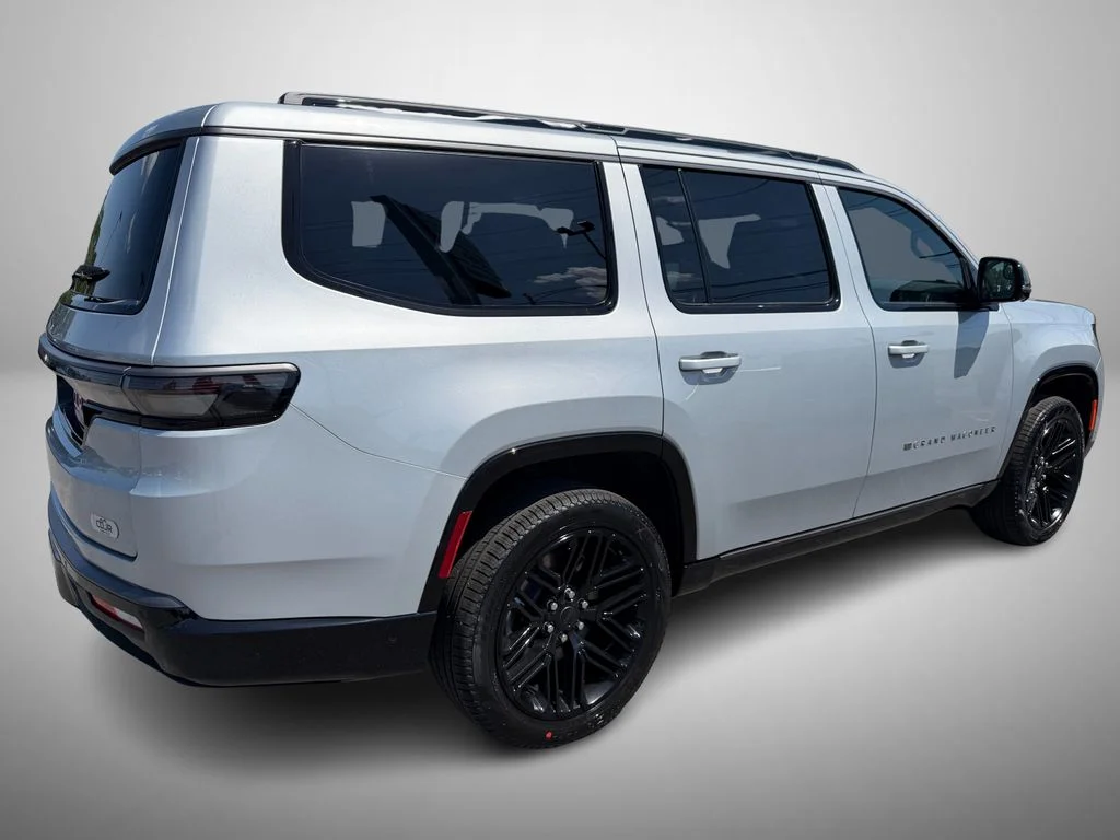 New 2026 Silver-Zynith Exterior Paint Jeep Limited Reserve image 3