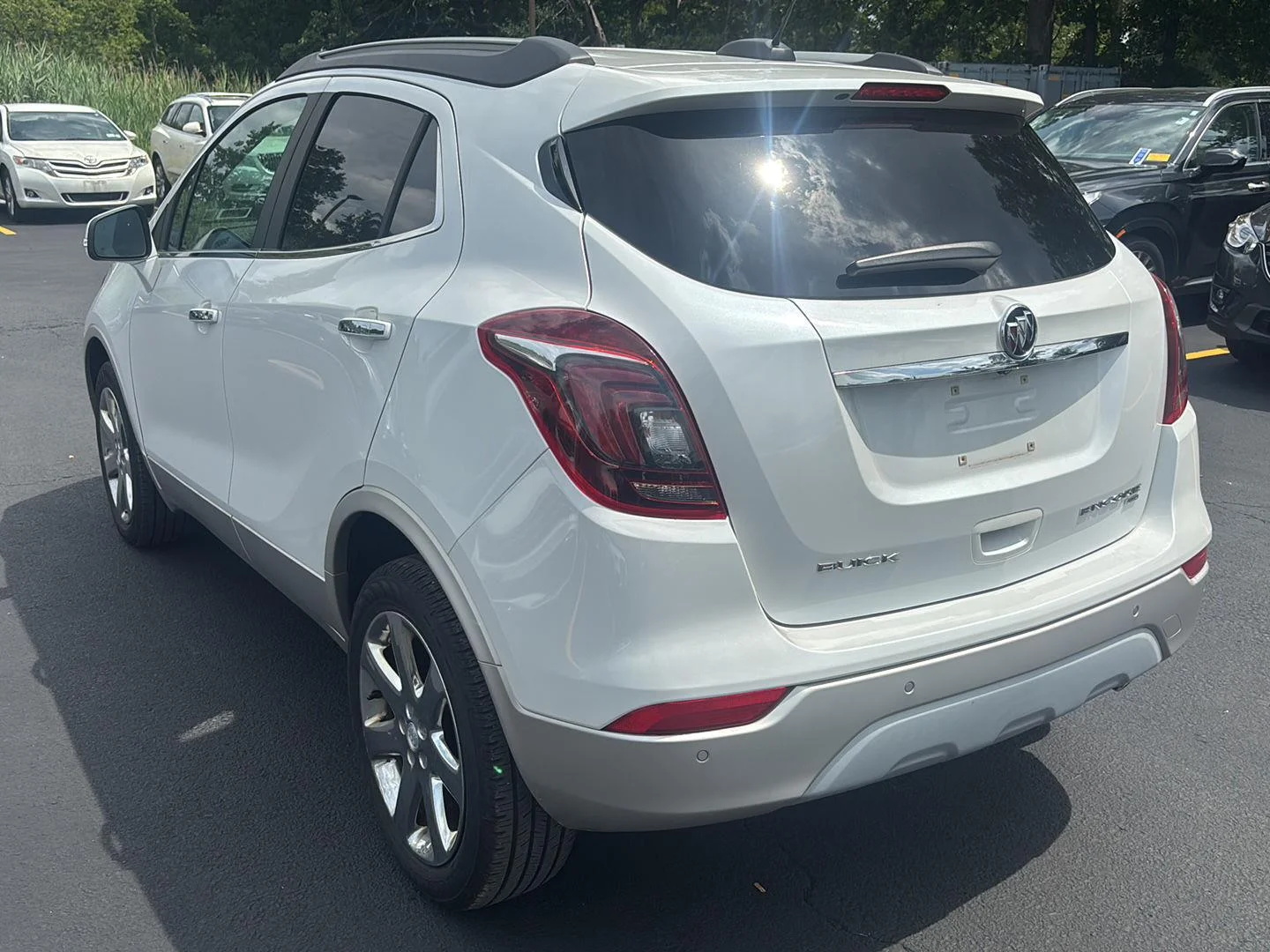 Used 2018 White Frost Tricoat Buick Premium image 4