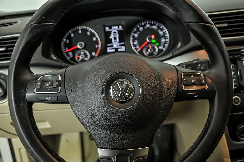 Used 2014 White Volkswagen 2.5 SE image 19