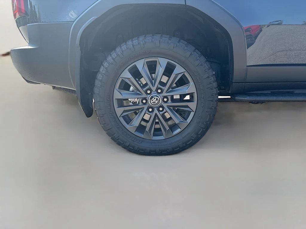 Used 2025  Toyota Base image 13