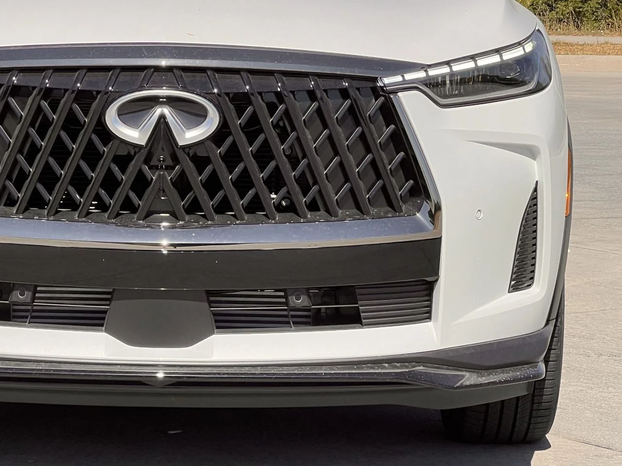 New 2027 RADIANT WHITE INFINITI Sport AWD image 8