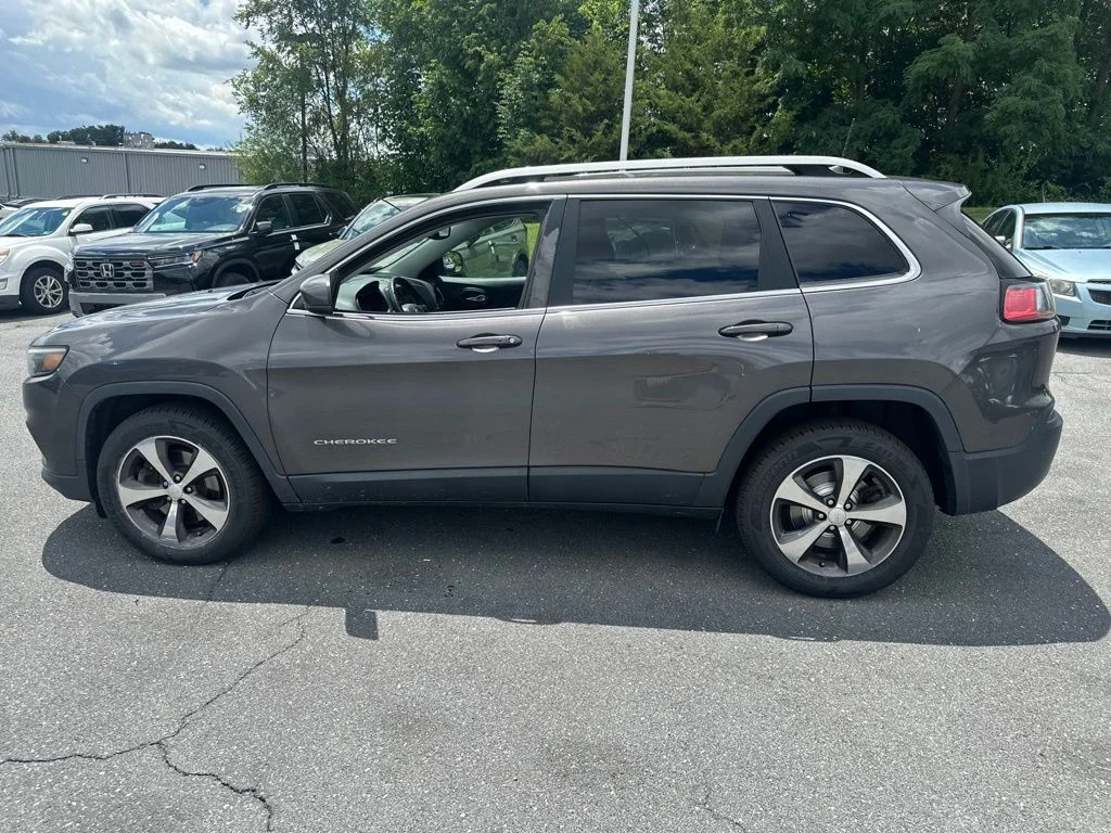 Used 2019 Crystal Metallic Jeep Limited image 8
