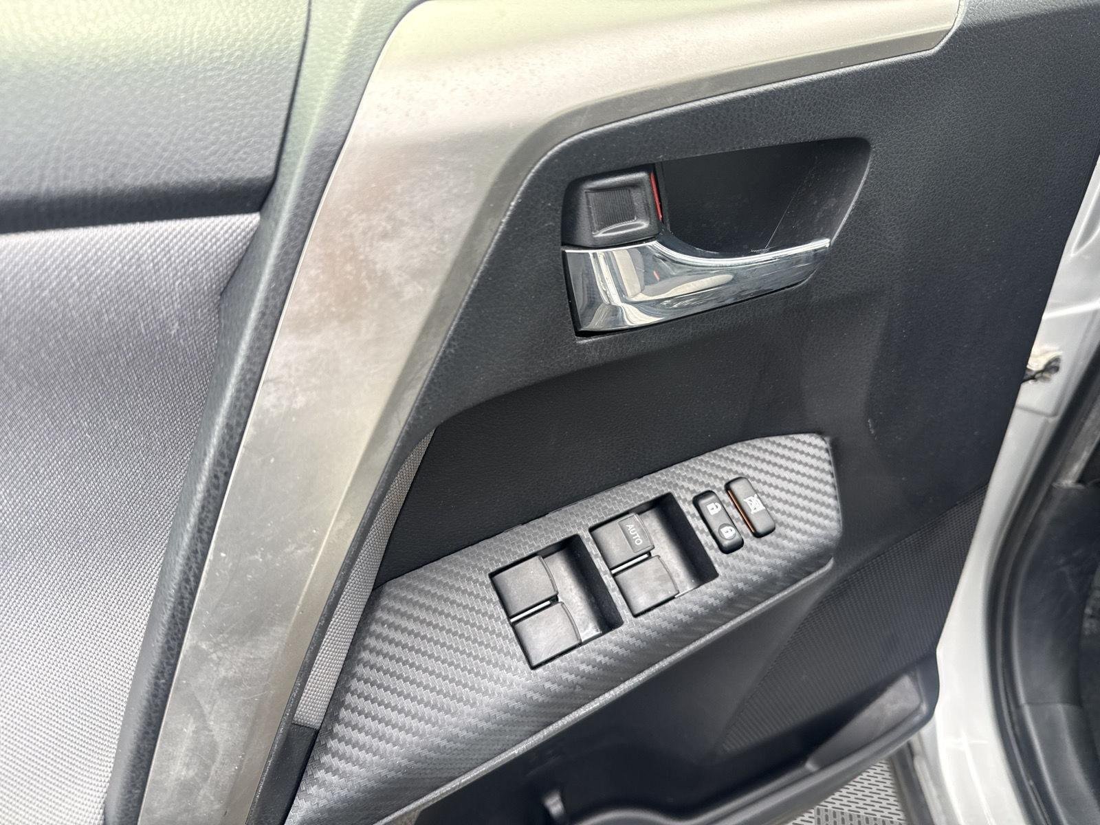 Used 2014 Classic Silver Metallic Toyota XLE image 9