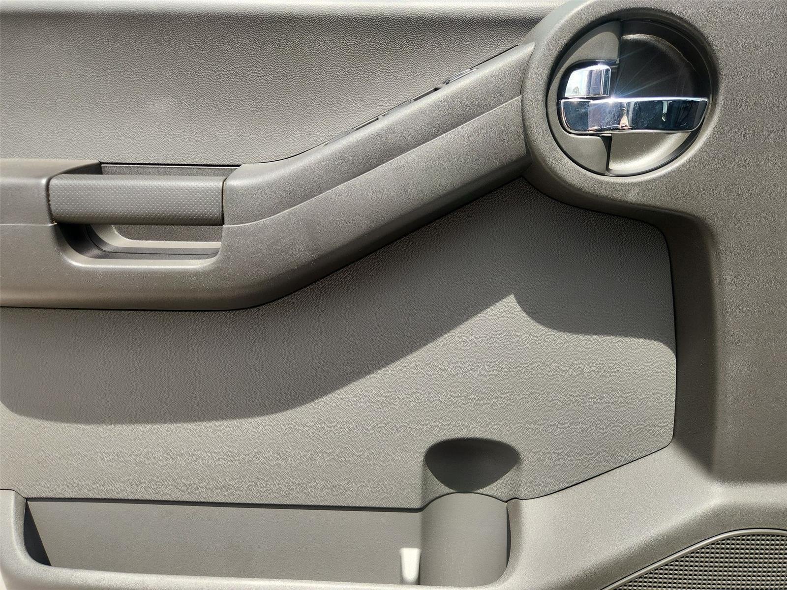 Used 2010 Silver Nissan S image 18